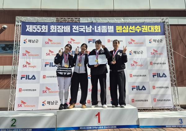 경남대 펜싱부가 여자 에뻬 단체전에서 우승한 뒤 기념 촬영을 하고 있다. /경남체육회