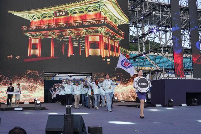 지난 24일 2026전국생활체육대축전에 하회탈을 이용한 홍보물을 펼쳐보이며 입장하는 경북도 선수단. 경북도체육회 제공