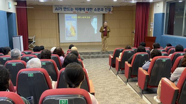 김천시립도서관이 4월 한 달간 진행된 「월간 인문학」 프로그램을 시민들의 뜨거운 호응 속에 마무리했다. 김천시립도서관 제공