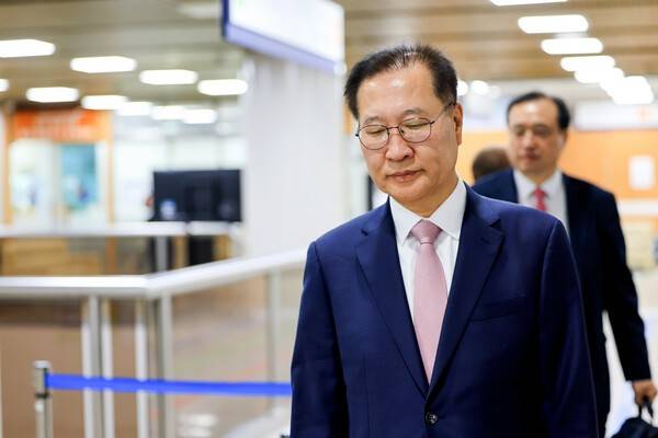 12·3 비상계엄 사태 가담과 김건희 여사 관련 수사를 무마하려 한 혐의로 기소된 박성재 전 법무부 장관이 27일 서울 서초동 서울중앙지방법원에서 열리는 내란 가담·수사 무마 의혹 결심 공판에 출석하고 있다. 뉴스1