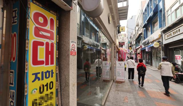 지난 13일 오후 부산 중구 남포동 일대 상가 곳곳에 임대 안내문이 붙어 있다. 부산일보 DB