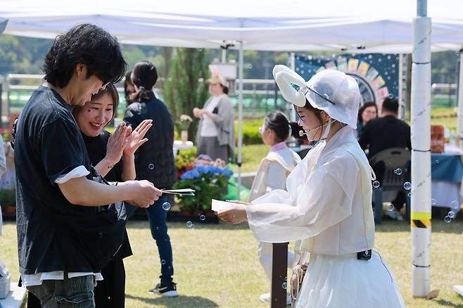 ▲ 예천용궁순대 축제장 이곳 곳을 소개하는 안내원의 모습, 예천군 제공