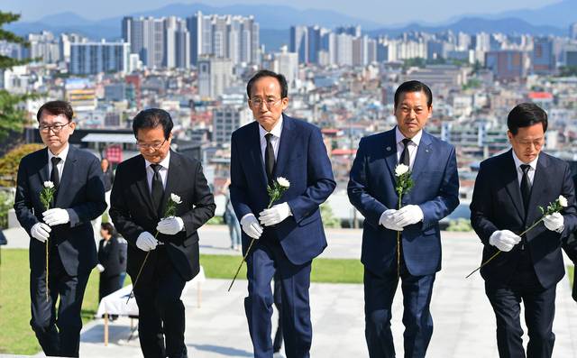 추경호(왼쪽 세 번째) 국민의힘 대구시장 후보가 27일 기초단체장 공천을 받은 국민의힘 후보들과 함께, 첫 공식 일정으로 대구 남구 앞산 충혼탑을 찾아 참배했다. 김진홍 기자