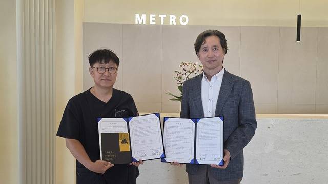 대구광역시장애인체육회와 메트로안과의원이 업무협약을 체결하고 협약서를 들어 보이고 있다. 대구광역시장애인체육회 제공