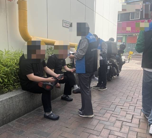 중구보건소 직원들이 지난 24일 오후 대구 중구 동성로의 한 골목에서 금연구역에서의 흡연 단속을 하고 있다. 김도경 기자