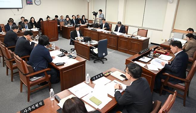 제주도의회 농수축경제위원회(위원장 양영식, 더불어민주당·연동갑)는 27일 제448회 임시회에서 집행부를 상대로 질의하고 있다.