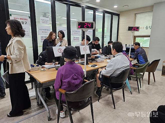 고유가 피해지원금 1차 신청이 시작된 27일 오전 9시께 광주 광산구 우산동 행정복지센터에 접수자들이 대기하고 있다.