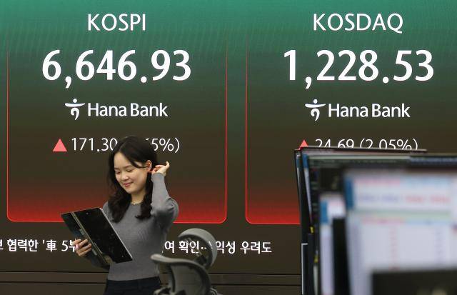 27일 서울 중구 하나은행 본점 딜링룸 현황판에 코스피, 코스닥 지수가 표시돼 있다. [사진=연합뉴스]