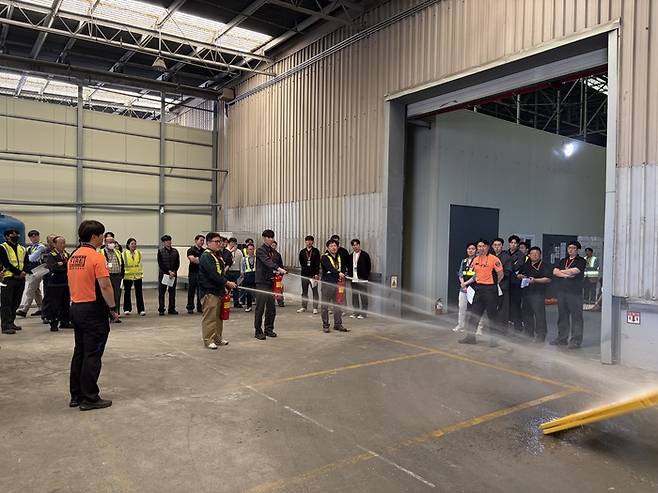 이스타항공과 공항소방구조대 임직원이 지난 24일 오후 김포공항 통합정비센터에서 중대산업재해 발생에 대비해 모의 훈련을 하고 있다. /사진: 이스타항공 제공