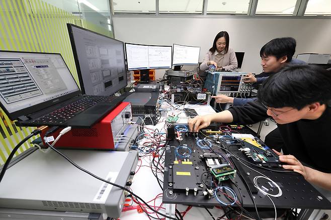 KT 직원들이 양자 암호키 분배 장비를 사용하는 모습.(사진제공=KT)