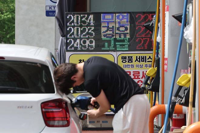 19일 서울의 한 주유소에 유가 정보가 표시돼 있다.(김예연 인턴기자 kimye@)