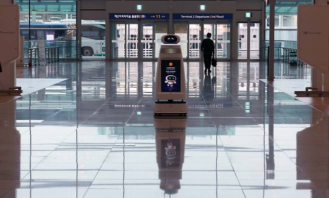 고환율과 5월 국제선 유류할증료가 제도 도입 이후 처음으로 최고 단계에 도달하는 등 악재가 겹쳐 여행업계와 항공업계 전반에 충격이 확산되는 가운데 20일 인천국제공항 출국장이 한산한 모습을 보이고 있다. 신태현 기자 holjjak@