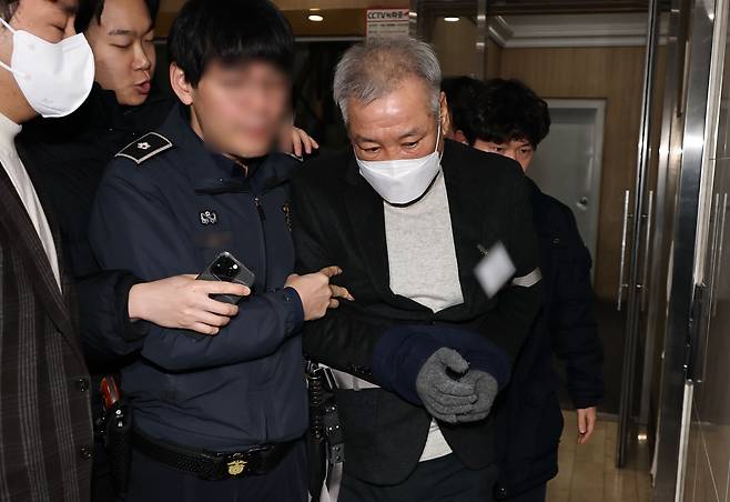 건진법사 전성배 씨가 1월 19일 서울 서초동 안권섭 상설특별검사 사무실에 참고인 신분으로 출석하고 있다. 연합뉴스