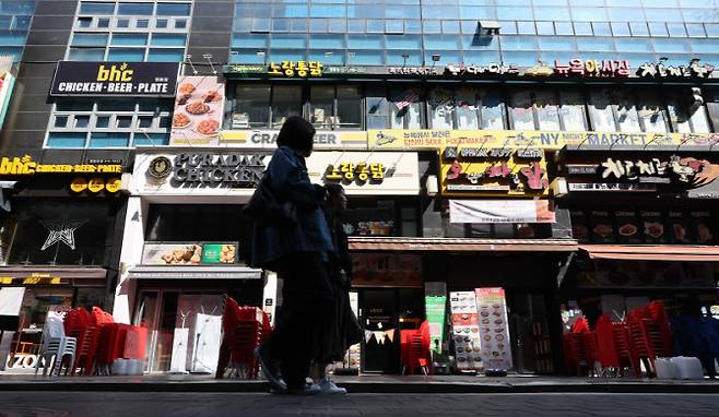 중동 전쟁 여파에 따라 소득 하위 70% 국민에게 1인당 10만~60만원을 차등 지원하는 '고유가 피해 지원금' 지급이 27일부터 시작된다. 사진은 서울 중구 명동 치킨 전문점들의 모습. (사진=뉴시스).