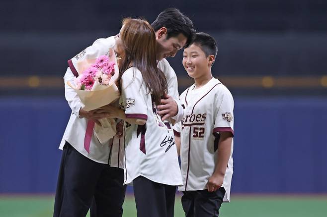 박병호가 은퇴식에서 아내 이지윤 씨, 아들 승리 군과 함께 뜨거운 포옹을 나누고 있다. 사진=키움히어로즈