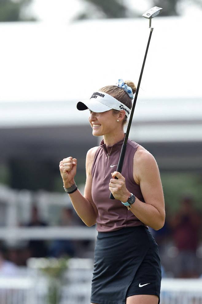 넬리 코다가 마지막 18번홀을 끝낸 뒤 기뻐하고 있다. (사진=AFPBBNews)