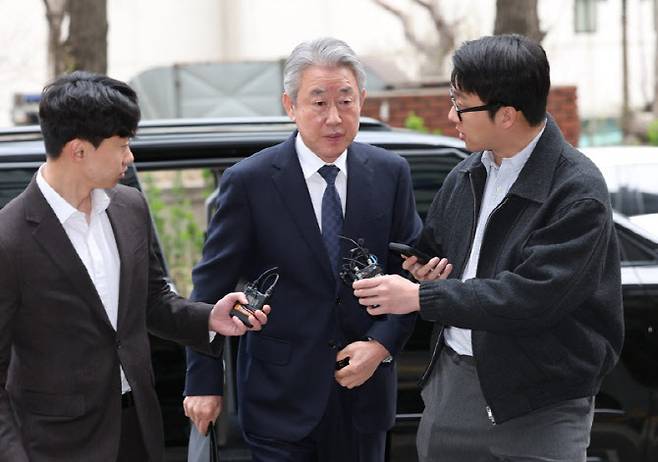 뇌물 수수 의혹을 받고 있는 강호동 농협중앙회장이 지난 4일 마포구 서울경찰청 반부패수사대에 조사를 받기 위해 출석하고 있다.(사진=연합뉴스)
