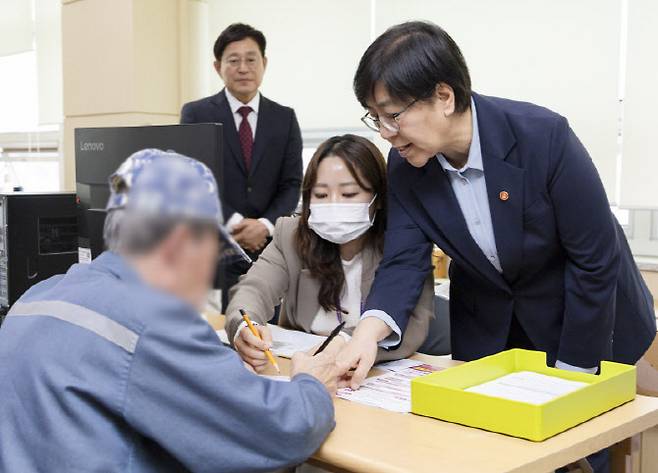 정은경 장관이 27일 세종특별자치시 조치원읍 북세종통합행정복지센터를 찾아 신청 접수 창구와 대기 공간, 선불카드 물량 등 현장 준비 상황을 점검하고 있다. (사진=보건복지부)