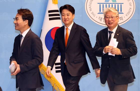 이준석 개혁신당 대표ㆍ조응천 전 개혁신당 의원 〈사진=연합뉴스〉