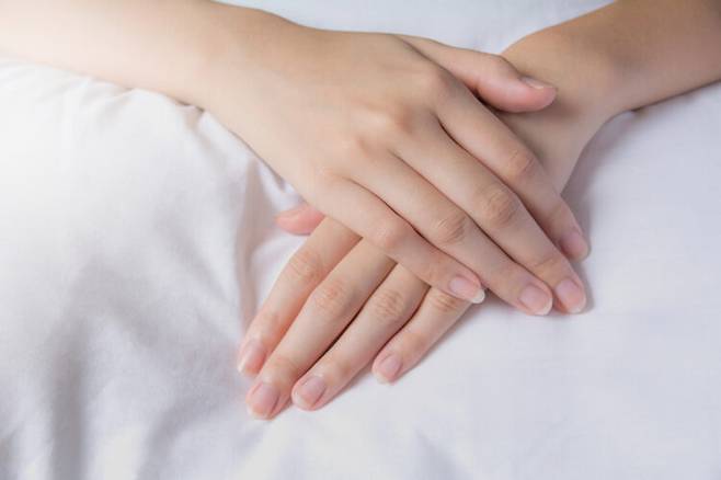 손톱에 세로로 길게 패인 줄이 생기는 현상은 흔하지만 원인은 단순하지 않다. 사진=클립아트코리아