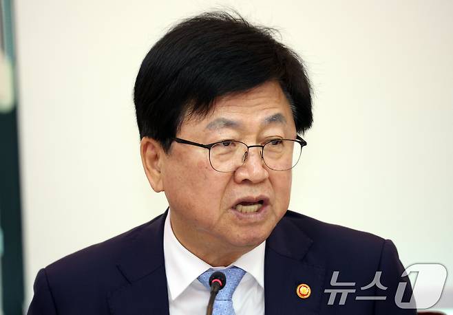 최교진 교육부 장관이 17일 오전 서울 종로구 세종대로 정부서울청사에서 열린 제6차 영유아교육·보육통합 추진위원회에서 모두 발언을 하고 있다. 이날 회의에서 참석자들은 아동 발달권 보호를 위한 영유아 사교육 대응 방안 등을 논의했다. 2026.4.17 ⓒ 뉴스1 김명섭 기자