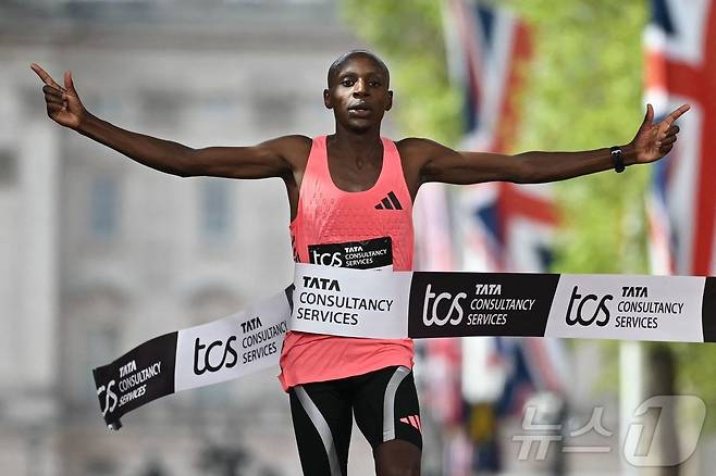 케냐의 사바스티안 사웨가 26일 영국 런던에서 열린 2026 런던 마라톤 남자부 경기에서 세계 신기록을 기록하며 결승선을 통과하고 있다. ⓒ AFP=뉴스1
