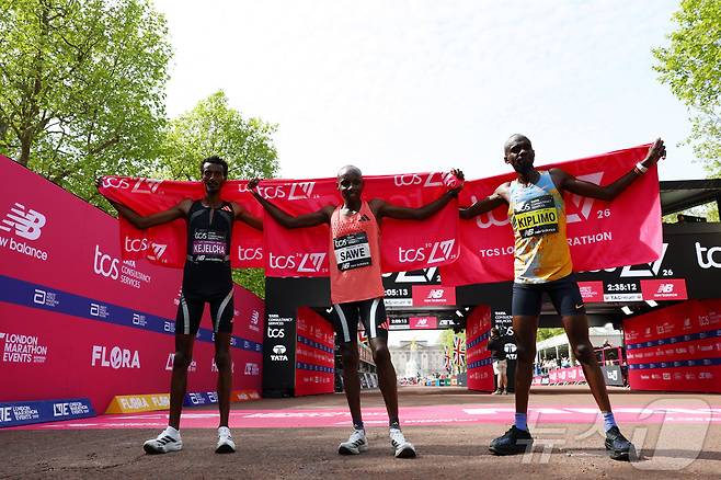 케냐의 사바스티안 사웨(1위), 에티오피아의 요미프 케젤차(2위), 우간다의 제이컵 키플리모(3위)가 26일 영국 런던에서 열린 2026 런던 마라톤 남자부 경기를 마친 후 기념 촬영하고 있다. ⓒ 로이터=뉴스1