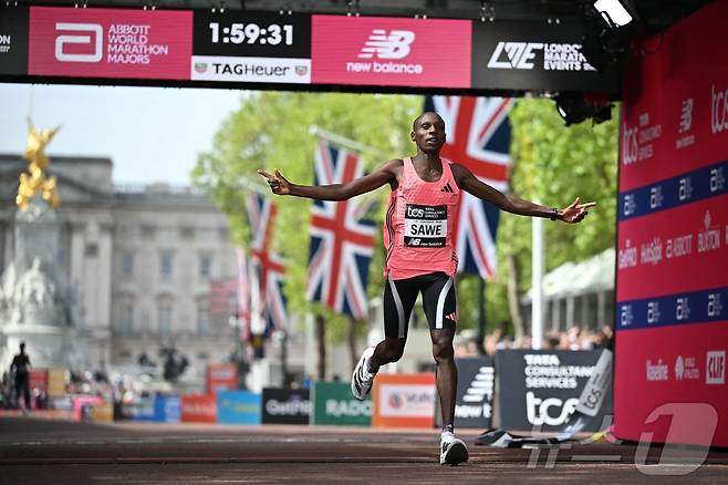 케냐의 사바스티안 사웨가 26일 영국 런던에서 열린 2026 런던 마라톤 남자부 경기에서 세계 신기록을 기록하며 결승선을 통과하고 있다. ⓒ AFP=뉴스1