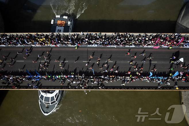 2026 런던 마라톤이 열린 26일 영국 타워브릿지 아래로 배가 지나가고 있다. ⓒ 로이터=뉴스1