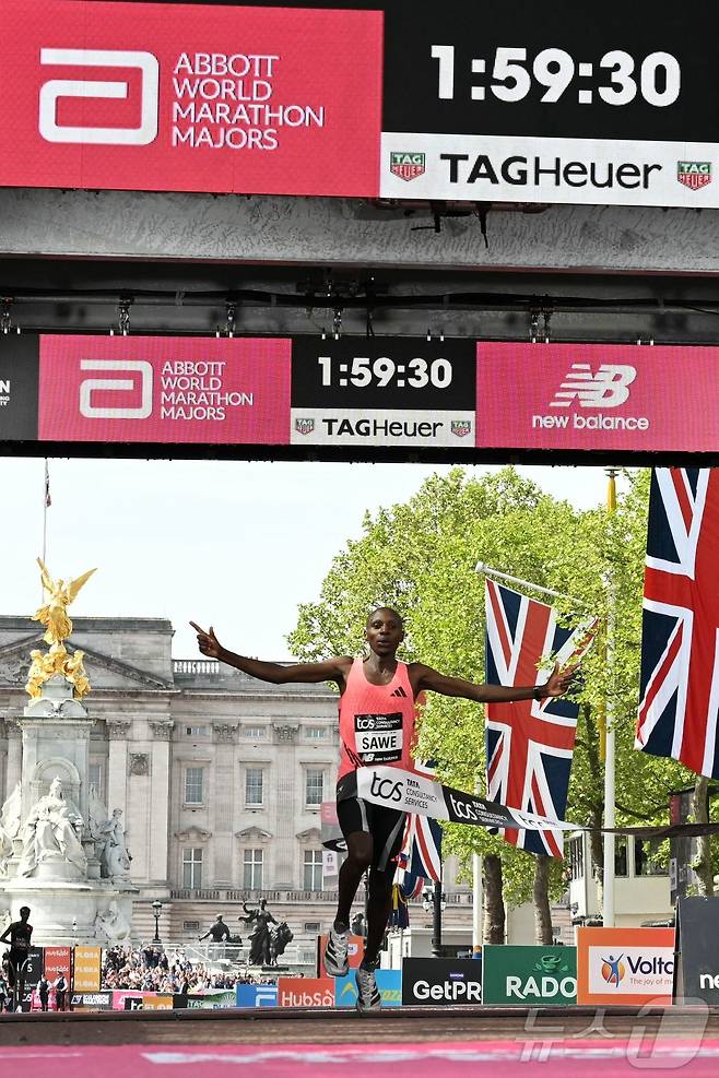 케냐의 사바스티안 사웨가 26일 영국 런던에서 열린 2026 런던 마라톤 남자부 경기에서 세계 신기록을 기록하며 결승선을 통과하고 있다.  ⓒ AFP=뉴스1