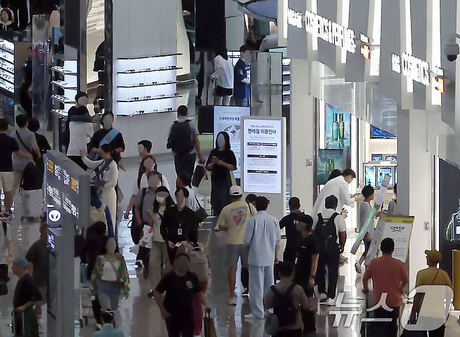 인천국제공항 면세구역 내 신라면세점 매장 앞으로 여행객 등이 지나고 있다. 2025.9.19 ⓒ 뉴스1 박정호 기자