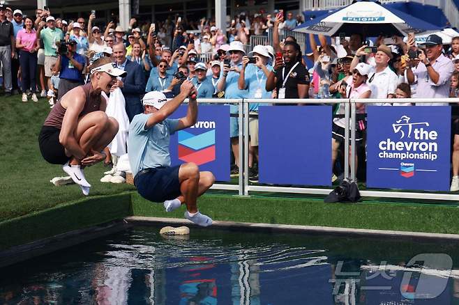 넬리 코다(미국)가 27일(한국시간) 셰브론 챔피언십 우승 후 수영장에 뛰어들고 있다. ⓒ AFP=뉴스1