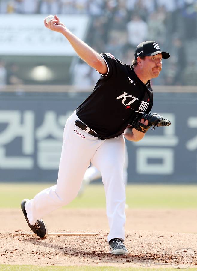 28일 서울 송파구 잠실야구장에서 열린 '2026 신한 SOL KBO리그' 공식 개막전 KT 위즈와 LG 트윈스의 경기, KT 선발 사우어가 1회말 등판해 힘차게 공을 던지고 있다. 2026.3.28 ⓒ 뉴스1 김진환 기자