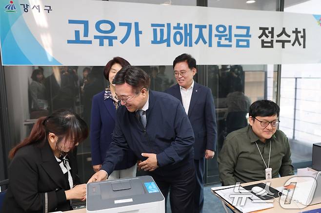 고유가 피해지원금 1차 지급이 시작된 27일 윤호중 행정안전부 장관이 서울 강서구 화곡4동 주민센터에 마련된 지원금 접수처를 찾아 직원들과 인사를 나누고 있다. (공동취재) 2026.4.27 ⓒ 뉴스1 박지혜 기자