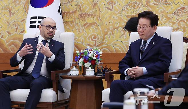 이재명 대통령이 27일 청와대에서 데미스 하사비스 구글 딥마인드 공동창업자 겸 대표를 접견하고 있다. (청와대통신사진기자단) 2026.4.27 ⓒ 뉴스1 허경 기자