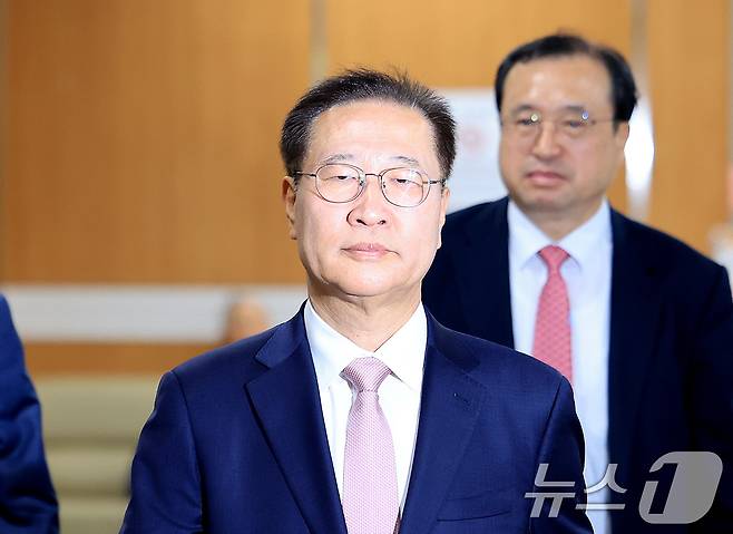 12·3 비상계엄 사태 가담과 김건희 여사 관련 수사를 무마하려 한 혐의로 기소된 박성재 전 법무부 장관이 27일 서울 서초동 서울중앙지방법원에서 열리는 내란 가담·수사 무마 의혹 결심 공판에 출석하고 있다. 2026.4.27 ⓒ 뉴스1 이호윤 기자