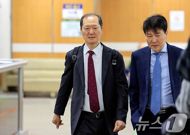 이완규 전 법제처장이 27일 서울 서초동 서울중앙지방법원에서 열리는 내란 가담·수사 무마 의혹 결심 공판에 출석하고 있다. 2026.4.27 ⓒ 뉴스1 이호윤 기자