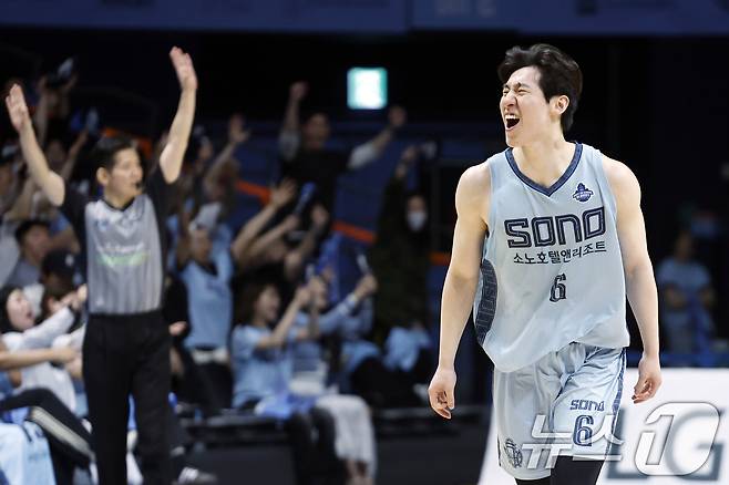 27일 오후 경기도 고양시 일산서구 중앙로 고양소노아레나에서 열린 2025-26 프로농구 4강 플레이오프 3차전 고양 소노 스카이거너스와 창원 LG 세이커스의 경기에서 소노 이정현이 3점슛을 성공한 뒤 포효하고 있다. 2026.4.27 ⓒ 뉴스1 박정호 기자