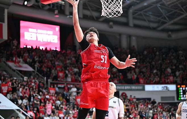 정관장 한승희가 26일 안양정관장아레나에서 열린 2025~2026 LG전자 프로농구 4강 플레이오프 2차전 KCC와 경기에서 골밑 득점을 올리고 있다. 사진 | KBL