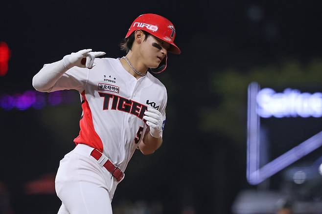 KIA 김도영이 8일 광주-기아 챔피언스 필드에서 열린 2026 KBO리그 정규시즌 삼성과 경기에서 3회말 투런포를 날린 후 베이스를 돌고 있다. 사진 | KIA 타이거즈