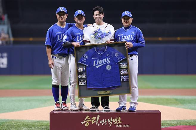 키움 박병호 코치(가운데)가 26일 서울 고척스카이돔에서 열린 은퇴식에서 기념 촬영을 하고 있다. 사진 | 삼성 라이온즈