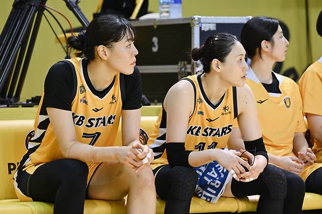 KB 박지수(왼쪽)와 강이슬이 청주체육관에서 열린 BNK 금융 2025~2026 여자프로농구 플레이오프 우리은행과 1차전에서 벤치에 앉아 있다. 사진 | WKBL