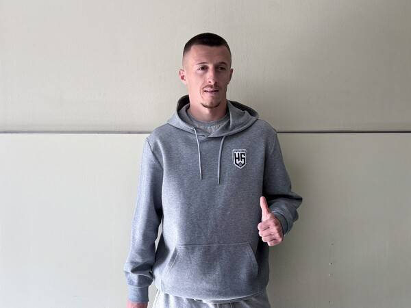 지난 26일 목동운동장에서 열린 '하나은행 K리그2 2026 9라운드' 서울이랜드와의 경기 후 믹스트존에서 사진 촬영에 임하는 화성FC 플라나. /사진=STN