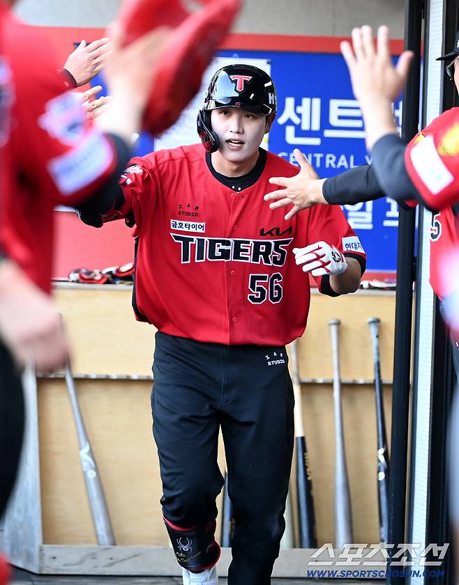 26일 광주KIA챔피언스필드에서 열린 롯데와 KIA의 경기. 7회말 1사 1루 오선우가 추격의 2점홈런을 치고 기쁨을 나누고 있다. 광주=허상욱 기자wook@sportschosun.com/2026.04.26/