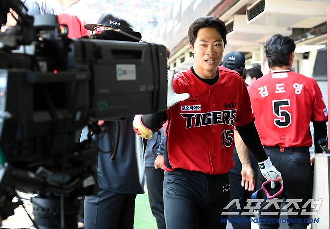 26일 광주KIA챔피언스필드에서 열린 롯데와 KIA의 경기. 1회말 선두타자 홈런을 날린 박재현이 더그아웃 동료들의 무관심 세리머니에 카메라와 하이파이브를 하고 있다. 광주=허상욱 기자wook@sportschosun.com/2026.04.26/