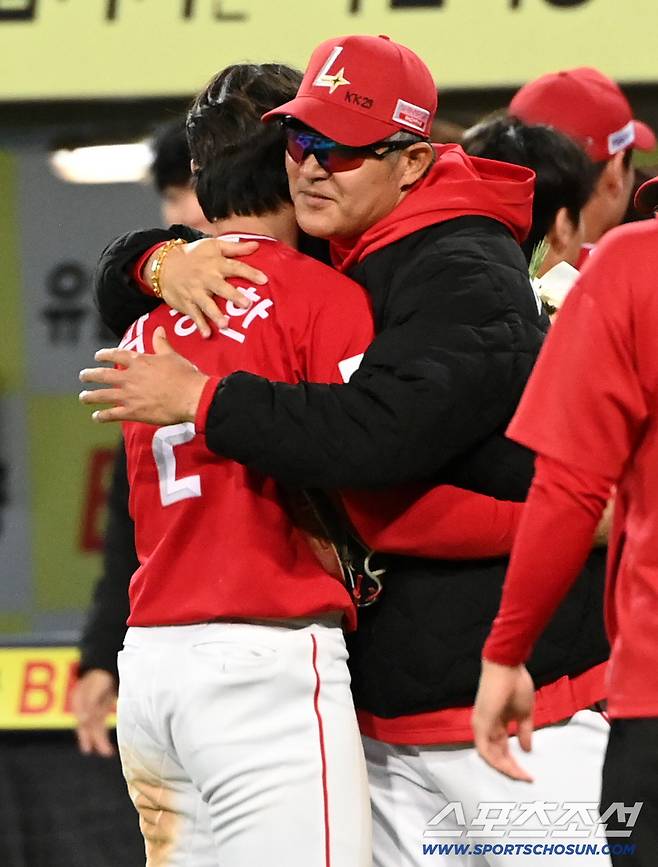21일 대구삼성라이온즈파크에서 열린 SSG와 삼성의 경기. SSG가 5대4로 승리했다. 이숭용 감독이 박성한에게 개막 19경기 연속 안타 신기록을 축하하는 꽃다발을 전하며 포옹하고 있다. 대구=허상욱 기자wook@sportschosun.com/2026.04.21/