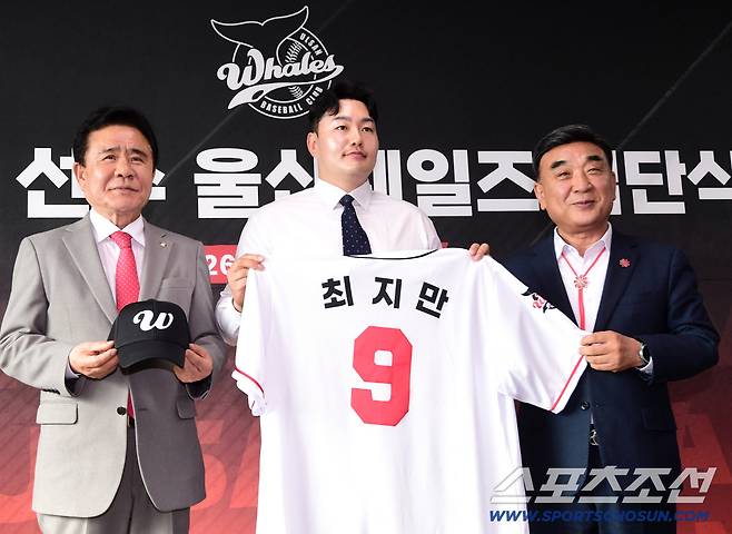 27일 울산 문수야구장에서 최지만 울산 웨일즈 입단식이 열렸다. 울산 유니폼과 함께 포즈 취하는 최지만. 울산=송정헌 기자songs@sportschosun.com/2026.04.27/