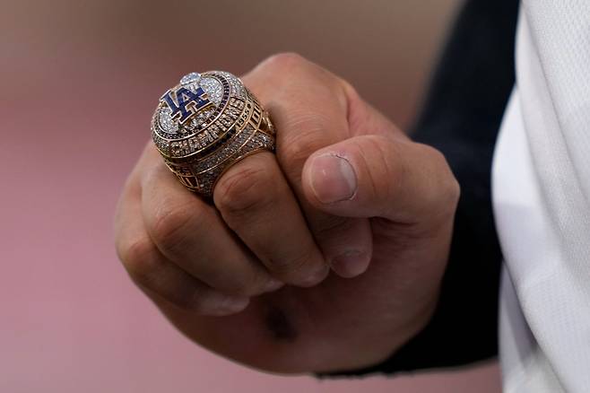 Los Angeles Dodgers' Shohei Ohtani hold his ring during a World Series ring ceremony prior to a baseball game against the Arizona Diamondbacks, Friday, March 27, 2026, in Los Angeles. (AP Photo/Mark J. Terrill)







<저작권자(c) 연합뉴스, 무단 전재-재배포, AI 학습 및 활용 금지>