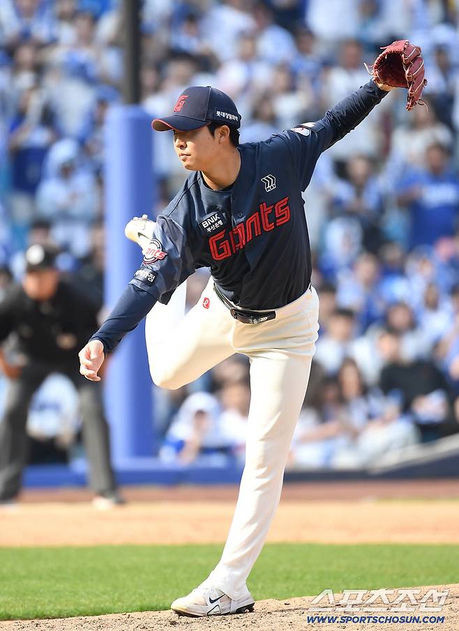 29일 대구 삼성라이온즈파크에서 열린 삼성과 롯데의 경기. 투구하고 있는 롯데 쿄야마. 대구=송정헌 기자songs@sportschosun.com/2026.03.29/
