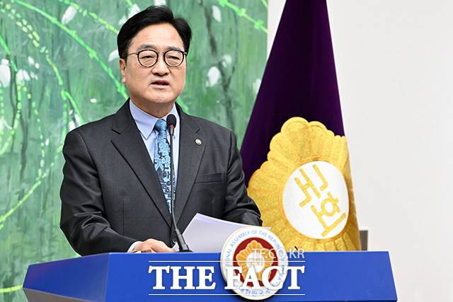 우원식 국회의장이 27일 오전 서울 여의도 국회에서 개헌 관련 기자회견을 열고 입장을 밝히고 있다. /남용희 기자